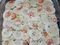 3 - dans un plat à gratin disposer successivement : une couche de pommes de terre à recouvrir avec une partie de la préparation, une couche de courgette sur laquelle vous viendrez verser une nouvelle couche de l'appareil oeuf/crème, répartir ensuite quelques écrevisses, recouvrir d'une couche de pommes de terre avec un peu d'appareil, puis à nouveau des rondelles de courgette parsemées d'écrevisses avec un peu de préparation, finir enfin avec une dernière couche de pommes de terre et le reste de l'appareil. Garder quelques écrevisses pour la décoration après cuisson du plat. Enfourner pour 40 à 45 m th 6,5 (200°) en surveillant. Le gratin doit être bien doré et fondant.  
