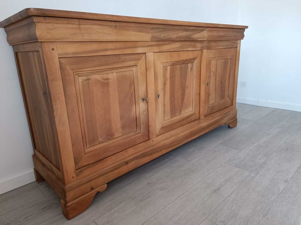 Remise en beauté d'un buffet aspect bois effet mate. Atelier d'Avalone. Reyrieux 01600.