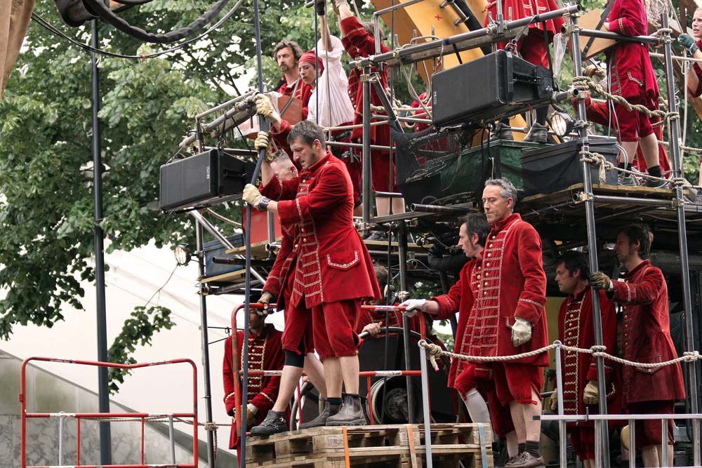 La petite géante du Titanic et le scaphandrier - Nantes 2009 Royal de Luxe - Journee 1