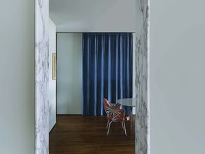 L'esprit théâtral de Dimore Studio dans un appartement contemporain