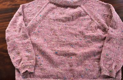 Pull tricoté de haut en bas, fil Bergère de France, un modèle Drops terminé 