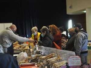 Dans la salle du Foyer Rural. 