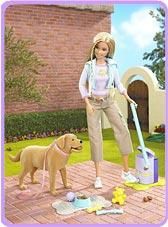 Le chien de Barbie fait ses crottes