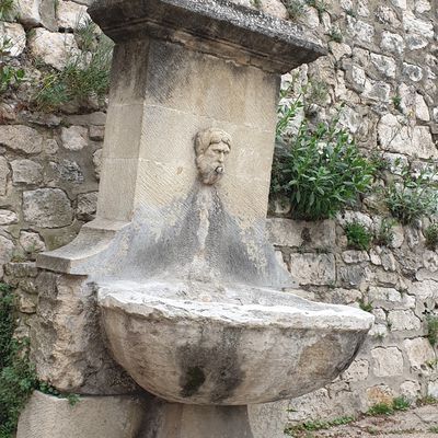 Pâques en Provence . Pernes les Fontaines