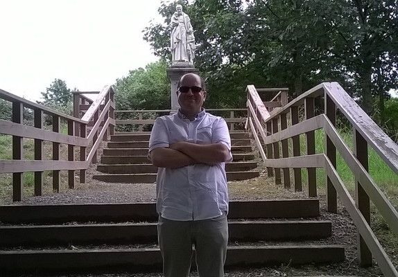 3)  encore moi à RANQUINES derrière moi la statue de SAINT-VINCENT-DE-PAUL qui se trouve dans le parc du domaine de SAINT-VINCENT-DE-PAUL. 