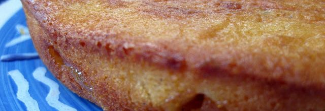 Gâteau au yaourt, chocolat blanc et poires caramélisées