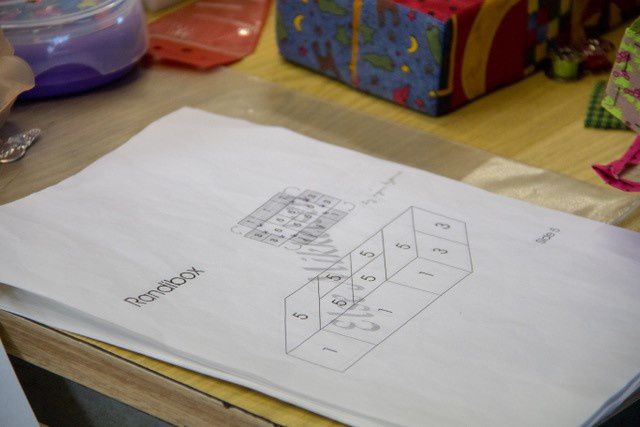 Gitte, membre Danoise de l'association, explique comment fabriquer un Rubik's Cube pour enfant avec une notice en Danois, des explications en Anglais et un langage des signes de couturieres !