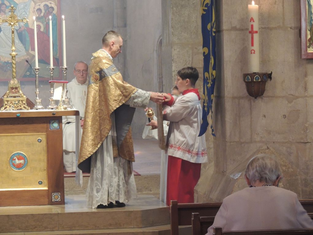 Messe de la Fête de la Sainte Trinité. Première communion de Eléonore POSADAS et Baptême de Enora COSTA.