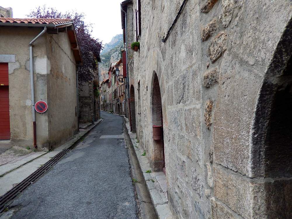 Une cité exceptionnelle de la vallée du Conflent, construite en "marbre rose de Villefranche"