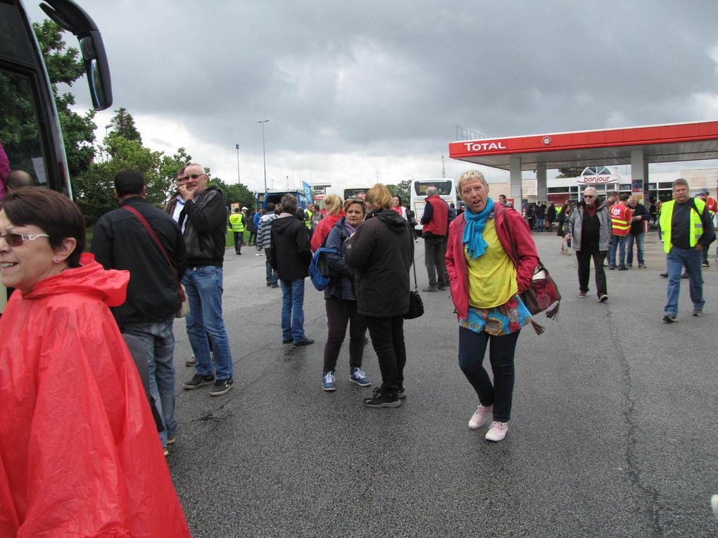 Manifestation à Paris - 14 juin - Contre la loi Hollande-Juncker - Vu depuis la Seine-Maritime et le camion bleu d'Elbeuf