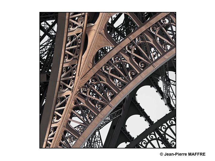 Toujours aussi jeune, la Tour Eiffel regorge de points de vues insolites qui s’offrent à un oeil attentif.