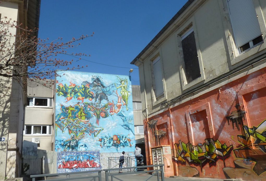 Des initiales d'humains oubliés, présence romaine, une charmante biquette saintaise, un mur un peu gonflé, un site dégagé dans le vallon de l'amphithéâtre, l'ancien hôpital très bien graffé, un lézard qui a tout compris, où est la France, tags de haute voltiges pour malfaisants, un clocher abbatial très fier. Chacun peut faire son choix sur le cliché qui en valait la peine...!