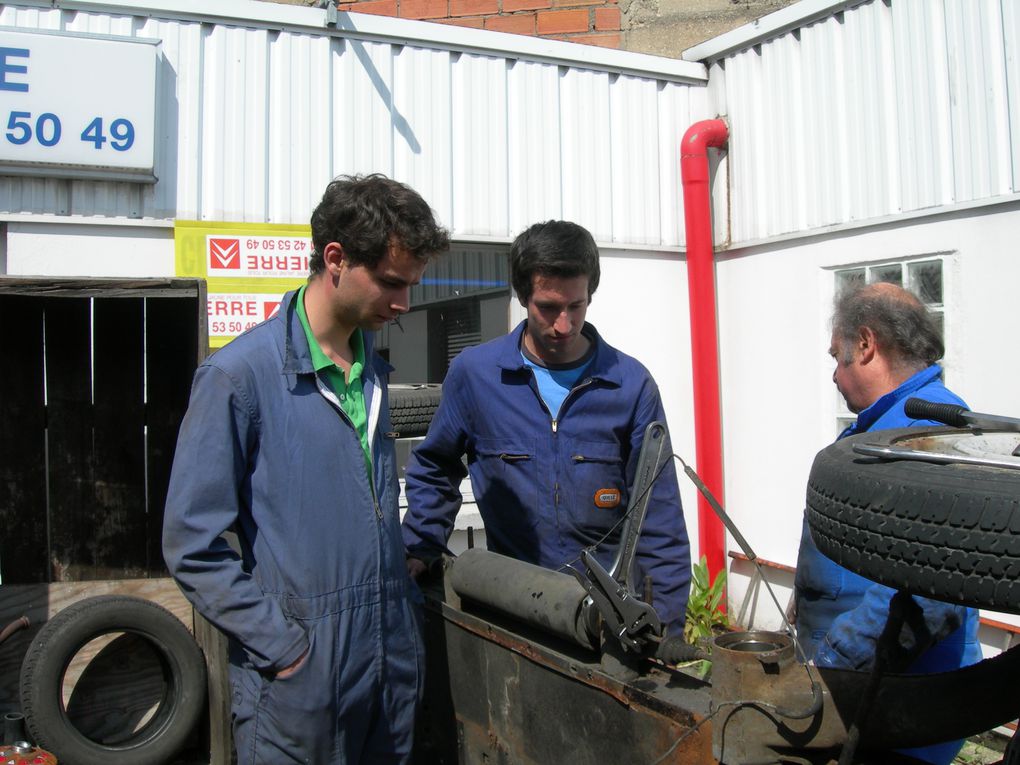 Une semaine au garage Pierre pour débuter la construction la voiture dans laquelle nous allons parcourir 50 000 km!