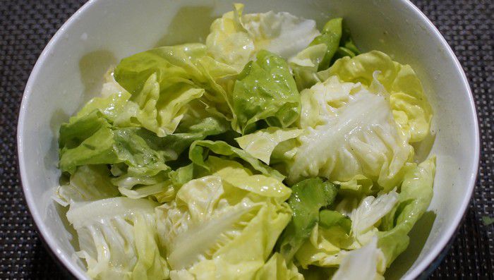 Salade verte pour accompagner la recette.