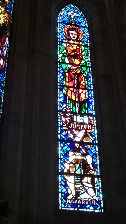 Apéro à l'abri ! Eglise de Guenrouet avec ses magnifiques vitraux, un pour chaque saint et sa ville !!