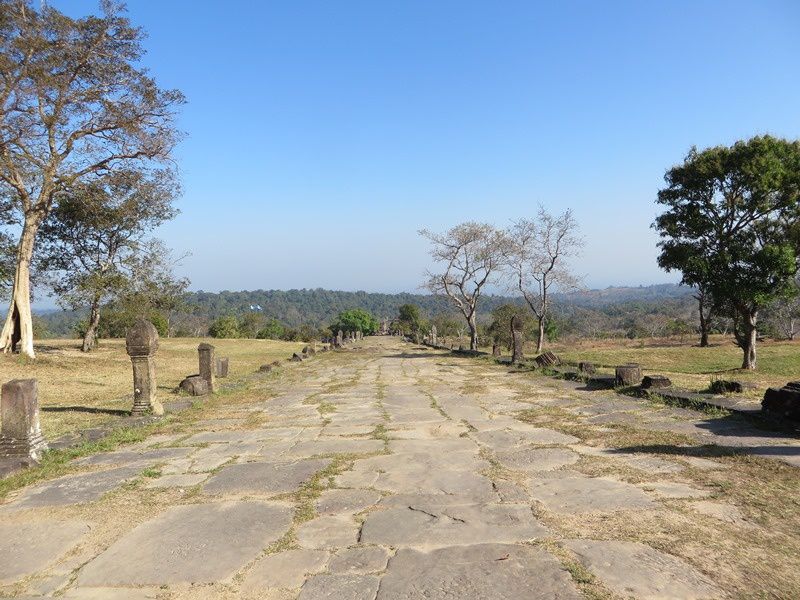 Route vers le nord: Temple de Preah Vihear situé au sommet d'une colline. En face: la forêt thailandaise.