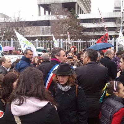 Mobilisation massive des parents d'élèves contre les suppressions de postes à la entréee