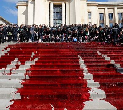 Du faux sang a coulé au Trocadéro