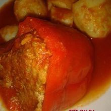 Poivron rouge farcie en sauce tomate