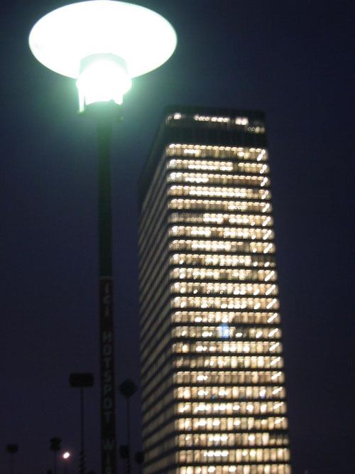 <P><STRONG>Images volées la nuit, dans l'un des quartiers les plus défigurés d'Île de France, la Défense</STRONG>. Des Tours immenses surplombent&nbsp;des sculptures fantomatiques, entourant une arche colorée par des spots rouge et vert. Au milieu d'une place, une écran de télévision géant diffuse des publicités aux travailleurs-passants.</P>
<P><STRONG>Ambiance "Blade Runner" assurée</STRONG>, il ne manquerait plus qu'une musique symphonique macabre pour couronner le tout.&nbsp;Pourtant, <STRO