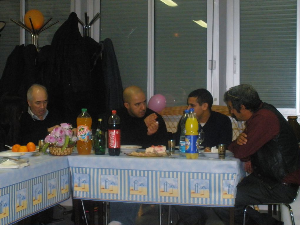 Les militants de l'ACH-IDF se sont retrouvés dans les Yvelines pour une soirée de fin d'année festive autours de mets de notre chère Maghreb.

Tous les participants remercient Semch-Iddine pour son initiative et son investissement pour faire de c