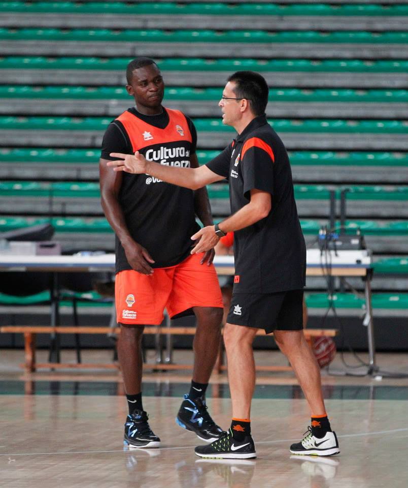 Romain Sato avec Pedro Martinez, le nouvel entraîneur de Valencia Basket