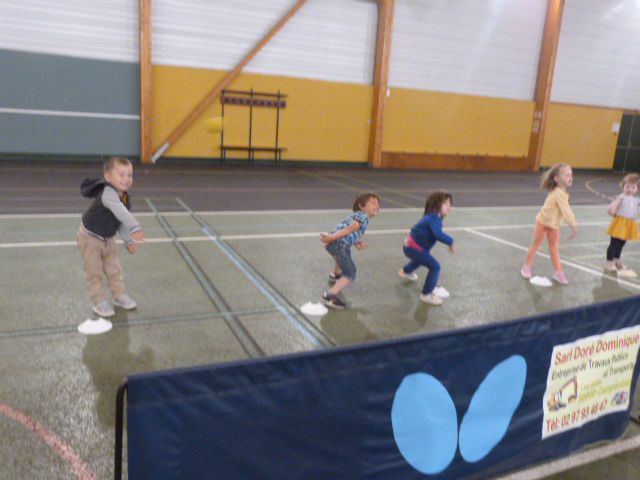 Séance de sport avec Elise en PS MS: la balle aux prisonniers