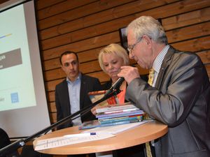 photo 1 remise des livres: Yves Hocdé directeur de cabinet, Karim Oumeddour conseiller départemental sports, Odette Durand présidente, Yves-Henri Guilloud et le lieutenant-colonel Frédéric Fédhaoui de la Légion d'Honneur, CDD Retraite sportive.