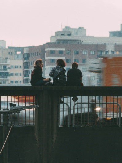 Un groupe de personnes assises sur un pont