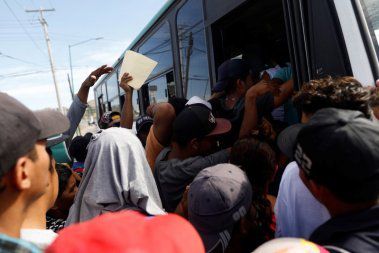 Reportage de Fox News: Des autobus offrent du transport aux migrants sur la route du Mexique vers les États-Unis + L'armée américaine disposera d’une force réelle pouvant aller jusqu’à 14 000 hommes, prête à intervenir à la frontière méridionale avec le Mexique, y compris le déploiement prévu de 7 000 personnes supplémentaires dans des réserves en disponibilité 24 heures sur 24