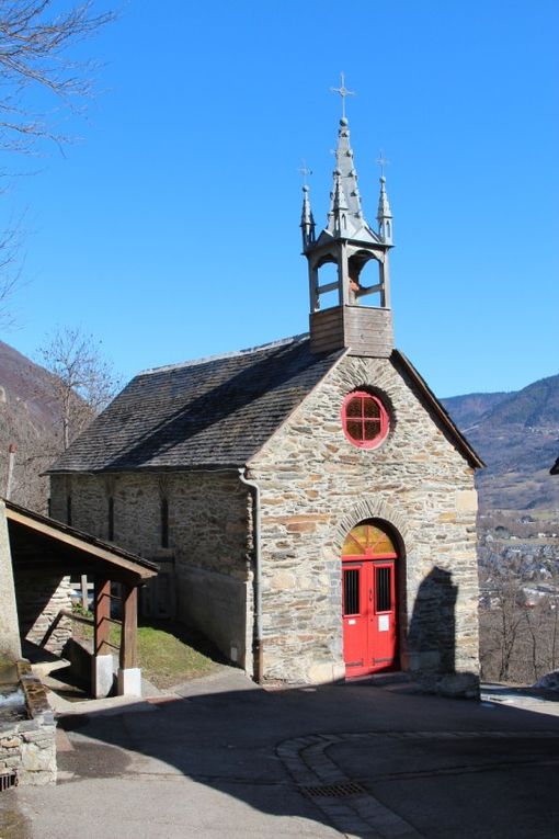 Découvrer la singulière histoire de ce village perché qui, victime de la peste, par sa foi, est parvenu à l'éradiquer, ce qui a valu une chapelle avec un clocher qui vaut le détour.