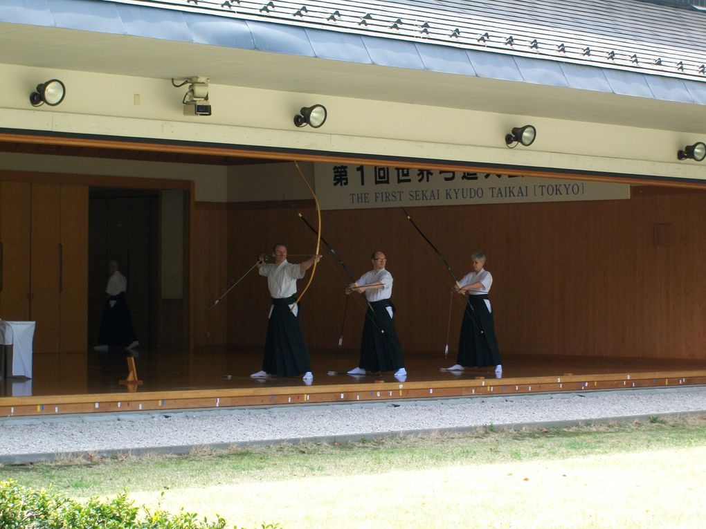 Cette compétition internationale de Kyudo (tir à l'arc japonais) avait lieu dans le dojo du jardin Yoyogi, où se trouve l'un des plus beaux temples shinto de Tokyo, le Meiji Jingu, qui est en photo au début de l'album.