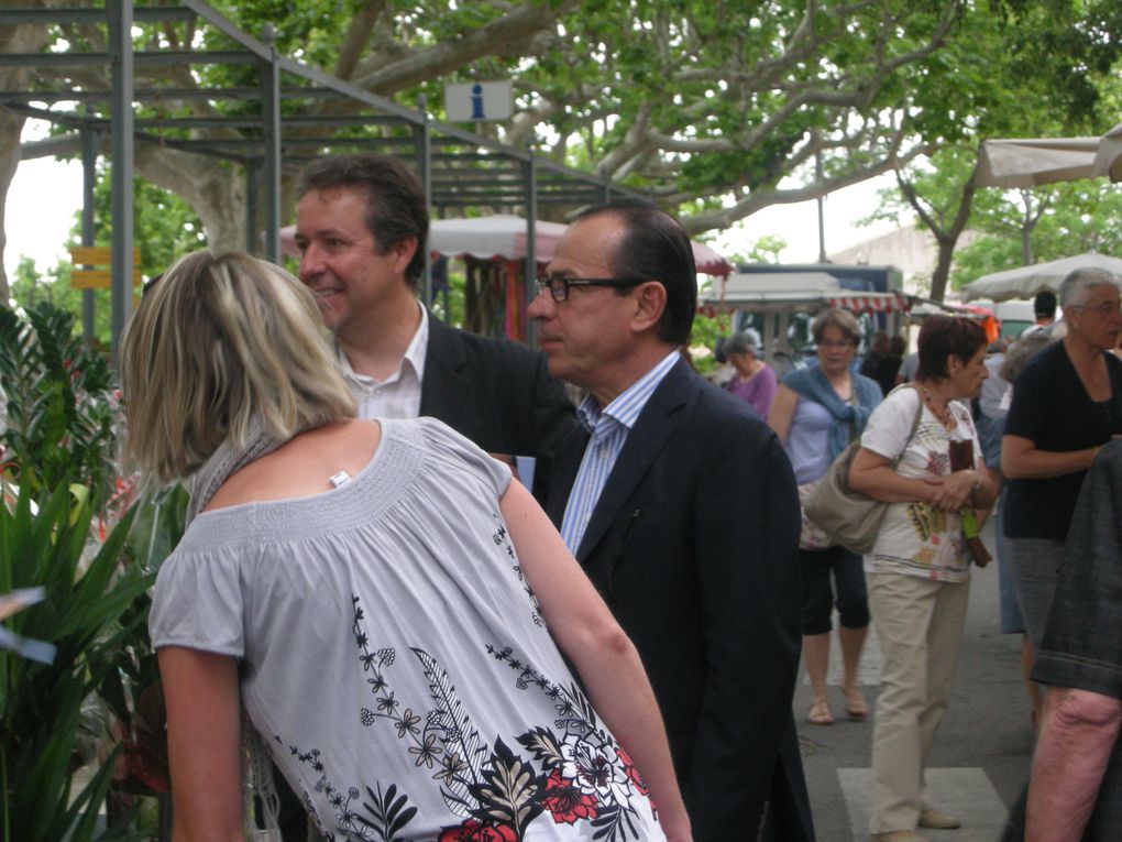 Visite de Jean-Marc Roubaud au marché de Laudun