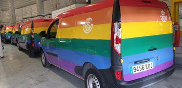 À l'occasion du mois de la fierté LGBT, Correos a peint des boîtes aux lettres, des camionnettes et des timbres avec le drapeau arc-en-ciel 