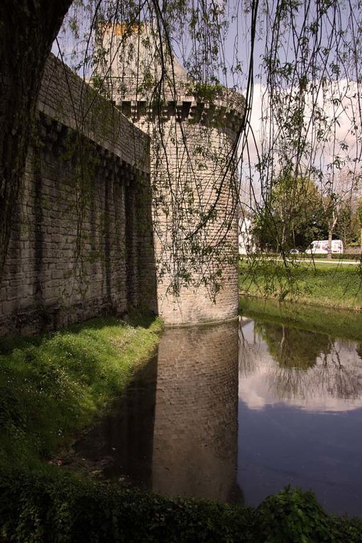 Les remparts de la ville de Guérande au printemps