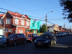 MAISONS TYPIQUES DE L'ÎLE SUR PILOTIS ET RUE RELATIVEMENTS COLOREES.