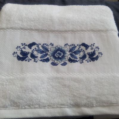 Serviette de toilette brodée de fleurs bleues