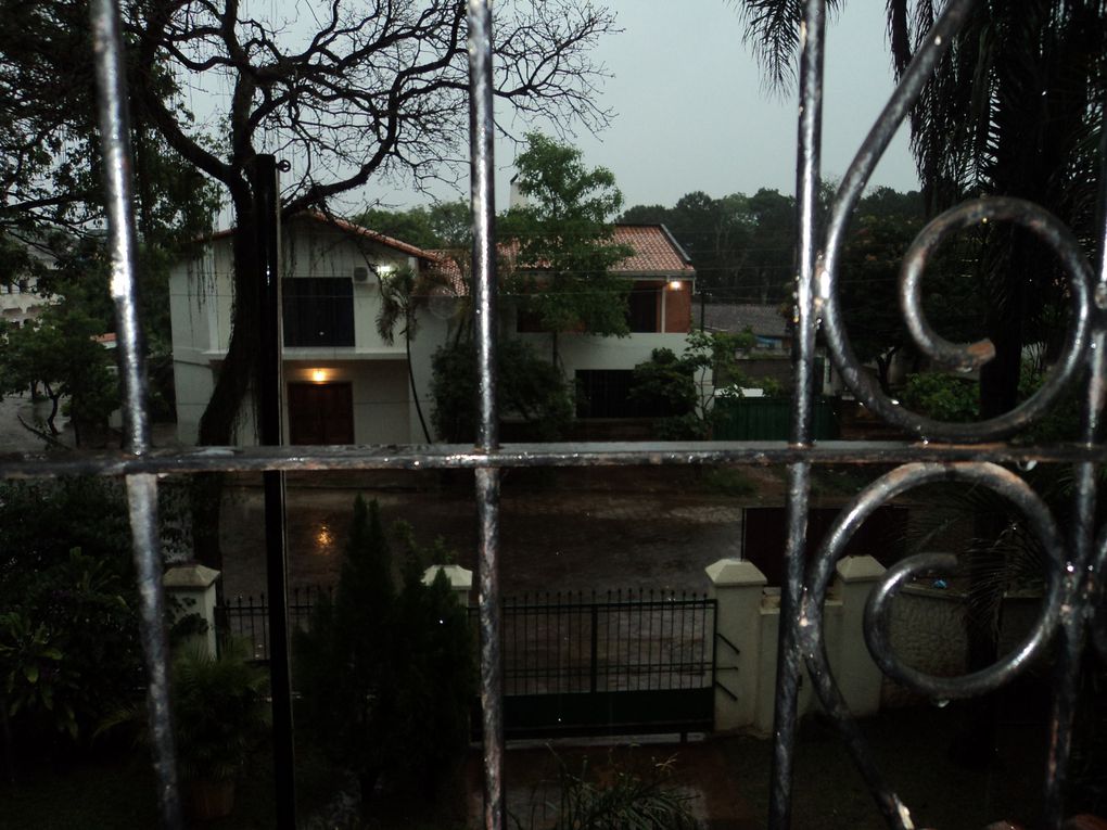 Depuis mon arrivée au collège, plusieurs gros orages ont éclaté. Or l'école n'est pas vraiment "hermétique" lorsque ces derniers durent longtemps. Plusieurs endroits sont inondés, comme les classes, la cuisine et...ma chambre!