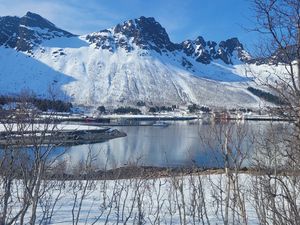 Fleur de Sel est arrivé à Tromsø, après un passage par les îles Lofoten, entourés de bateaux de pêche, nous avons continué notre route vers le Nord,avec une magnifique escale sur l'île de Senja, comme dans un lac de montagne à Senjahopen, avant d'arriver à Tromsø au milieu des voiliers de charter Ski&Voile qui emmènent des groupes faire du ski de randonnée dans les Alpes de Lyngen.