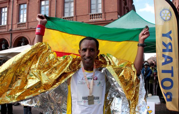 Marathon International de Toulouse 2012: arrivée des coureurs professionnels félicités par la marraine Muriel hurtis, 28 octobre 2012.