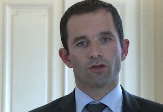 Benoît Hamon présente son livre "tourner la page" et son nouveau site internet