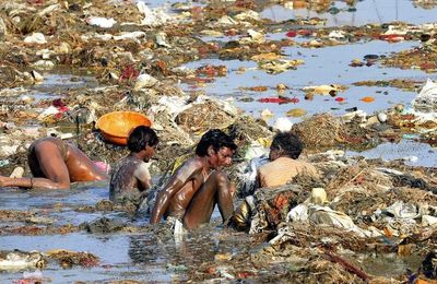 El río sagrado Ganges y su escalofriante contenido