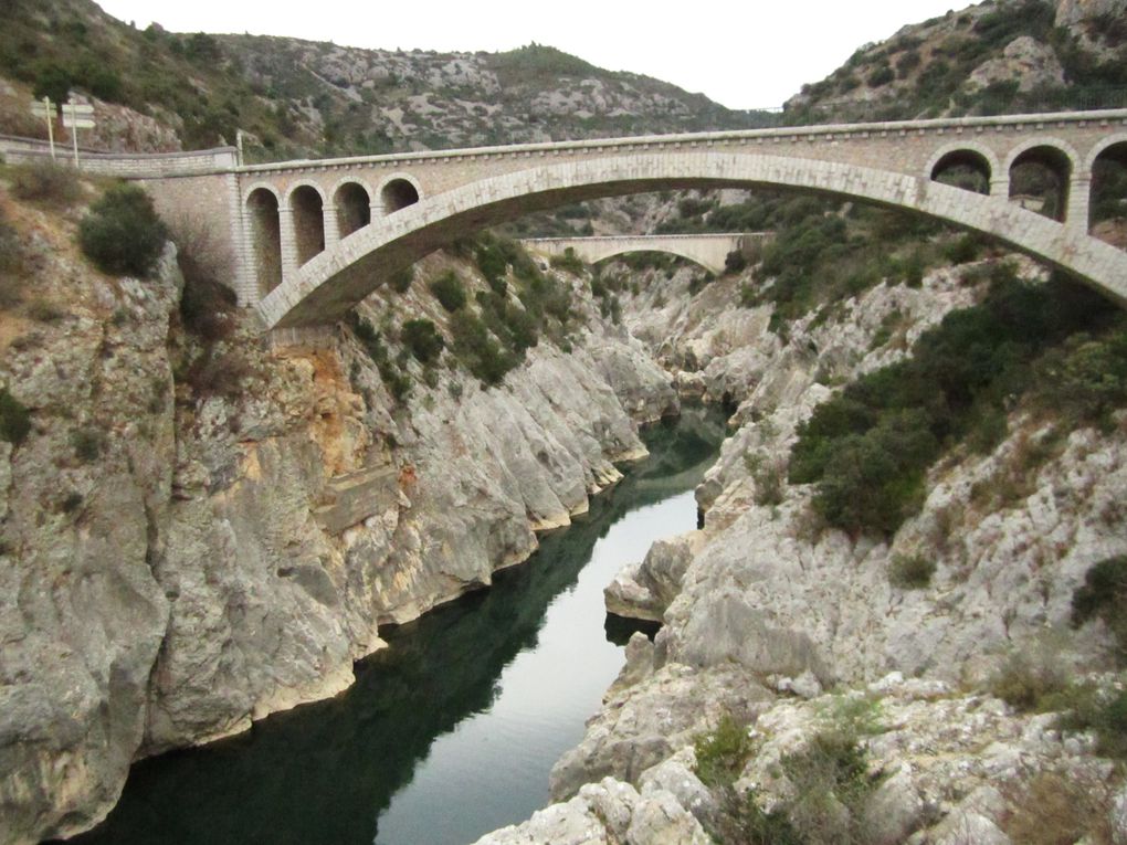 pont ancien du XI ° siecle et gorge de l'herault
