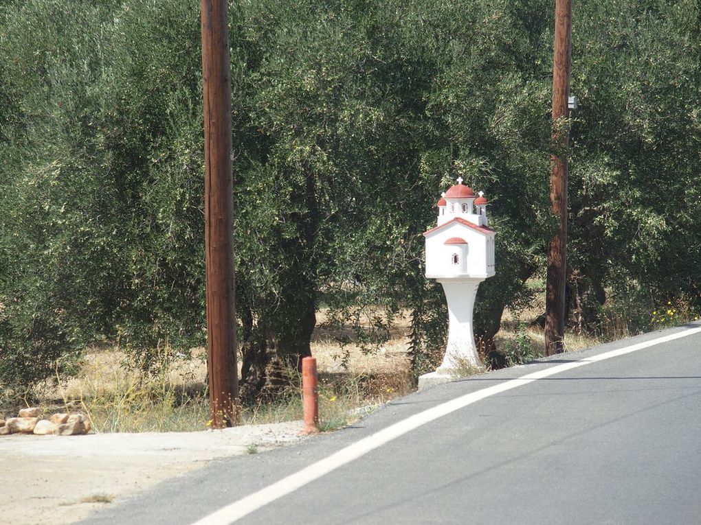 quelques unes des petites chapelles le long des routes ...