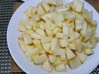2 - Mettre le four à préchauffer th 6 (180°). Peler les pommes, les couper en dés. Verser dans un récipient le caramel au beurre salé et ajouter les pommes coupées en mélangeant bien pour qu'elles soient bien imprégnées de caramel. Beurrer des moules allant au four, y disposer une couche de pommes, recouvrir en versant la pâte sans aller jusqu'au bord des moules car la préparation va gonfler à la cuisson. Poser les moules sur une plaque allant au four et mettre à cuire pour 25 à 30 mn th 6 (180°).