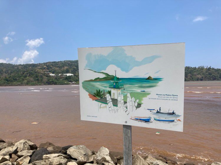 Les panneaux ont été installés comme une promenade graphique sur la baie, merci aux agents de la ville de Chiconi!