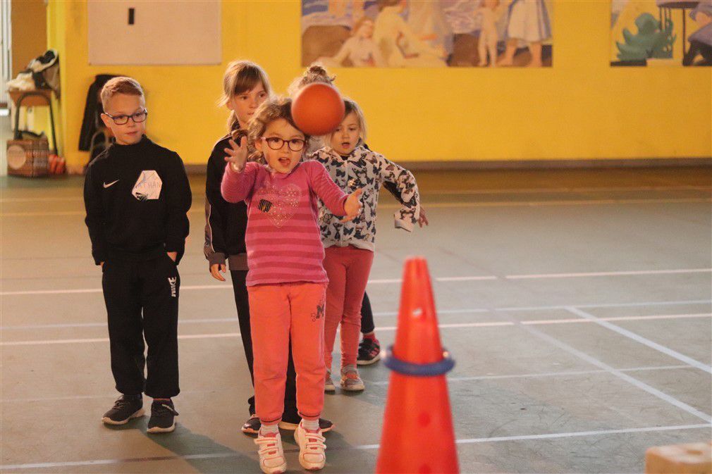 Rencontre sportive en maternelle