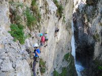 Après un mur et des échelles, un passage en dévers le long de la paroi.