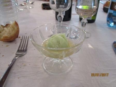Oups! Il manque le dessert...Un nougat glacé sur coulis de fruits rouges..