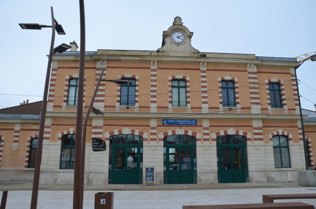 La Gare de la Grande Ceinture à St Germain en Laye devenue un lieu de réunions, sorte d'agora.